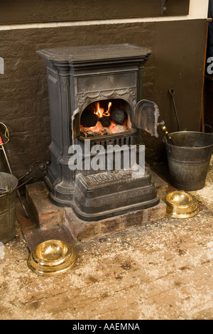 Regno Unito Inghilterra West Midlands Dudley Black Country Museum bottiglia di vetro e ferro pub stufa Foto Stock