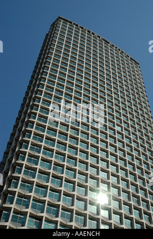 Punto di centro ufficio torre vista dal di sotto Londra Inghilterra Foto Stock
