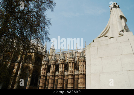 Statua di re Giorgio V e l'Abbazia di Westminster London Inghilterra England Foto Stock