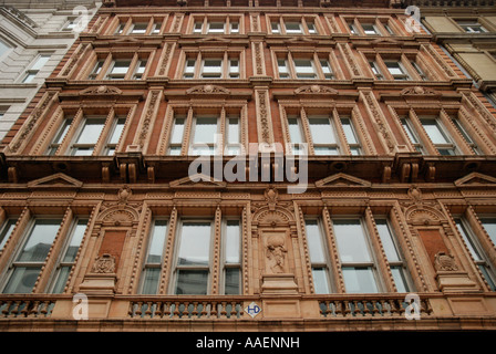 Ornano la facciata vittoriana in Cockspur Street London Inghilterra England Foto Stock