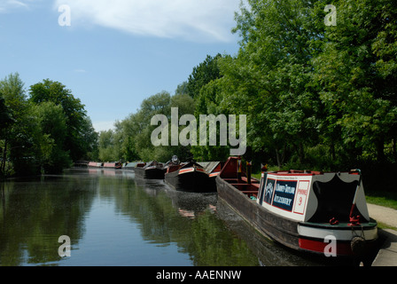 Chiatte ormeggiato sul Grand Union Canal a Rickmansworth Hertfordshire Inghilterra Foto Stock
