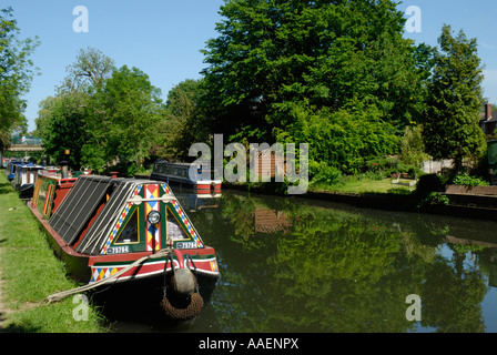 Chiatte ormeggiato sul Grand Union Canal a Rickmansworth Hertfordshire Inghilterra Foto Stock