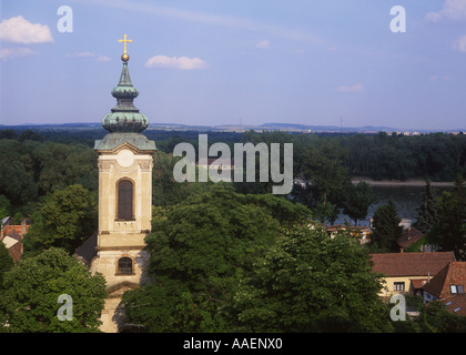 Szentendre Preobrazhensky chiesa e lungo il fiume Danubio con il vigneto in primo piano Ansa del Danubio Ungheria regione Foto Stock