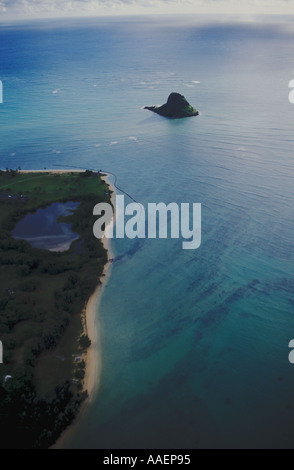 Mokoli'i Island (precedentemente conosciuta come l'obsoleto termine 'cappello di Chinaman') al largo di Kualoa Beach Park, Kaneohe Bay, Oahu, Hawaii Foto Stock