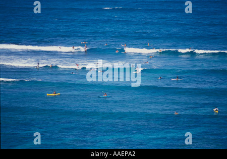 Surfers e kayakers cattura onde di piatta isola la Baia di Kailua Oahu Hawaii Foto Stock