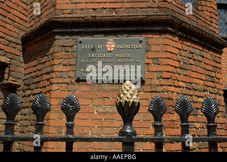 La placca al di fuori Eastgate House High Street Rochester Kent England Foto Stock