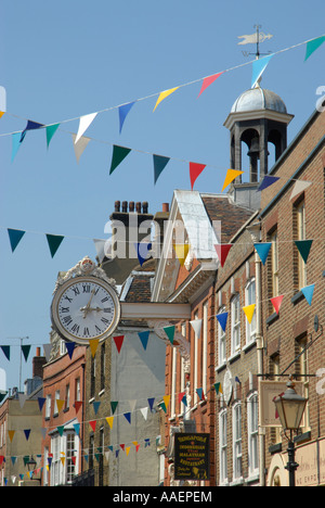 Vista lungo la Rochester High Street che mostra le bandiere colorate dal annuale festival Dickens, Rochester, Kent, Inghilterra Foto Stock