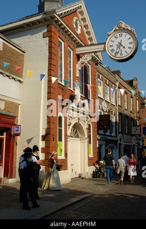 Il giorno moderno gli ufficiali di polizia e il Victorian fiore ragazza al di fuori del Vecchio Corn Exchange durante Dickens Festival 2007 Rochester, Kent, Regno Unito Foto Stock