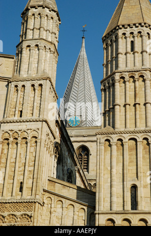 Close up di Rochester Cathedral guglie e torri contro il cielo blu e chiaro Rochester Kent England Regno Unito 2007. Foto Stock