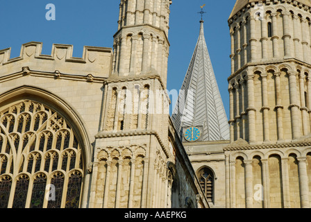 Close up di Rochester Cathedral guglie e torri contro il cielo blu e chiaro Rochester Kent England Regno Unito 2007. Foto Stock