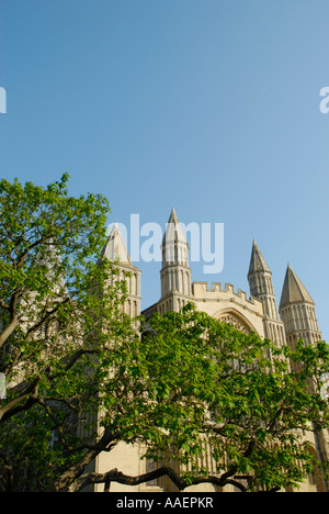 Le guglie di Rochester Cathedral visto sopra gli alberi set contro il cielo blu chiaro, Rochester, Kent, Inghilterra, 2007. Foto Stock