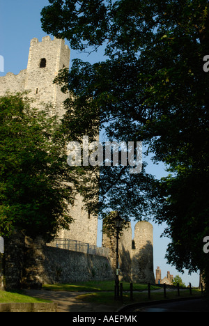 Vista guardando in alto attraverso gli alberi a Rochester Castle con turisti in primo piano, Kent, Inghilterra Foto Stock