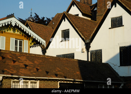 Vista di Charles Dickens' chalet e Eastgate House di Rochester High Street Foto Stock