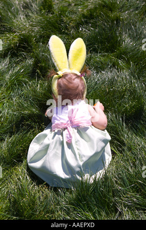 I bambini a Pasqua Caccia all'uovo Foto Stock