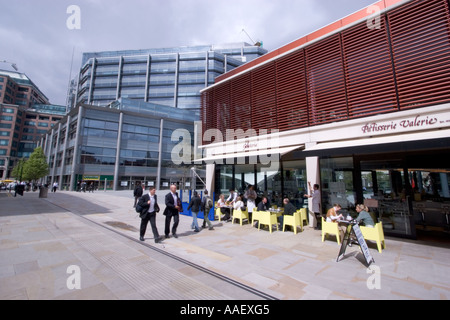 Vista generale dei Vescovi Square e Spitalfields Market riqualificazione Londons in East End con Patisserie Valerie Foto Stock