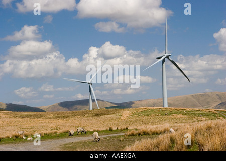 Elettricità da fonti rinnovabili; tre turbine eoliche energia eolica il convertitore in wind farm su Lambrigg cadde, Tebay, Cumbria, Regno Unito Foto Stock