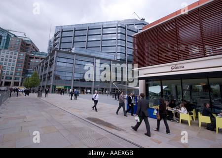 Vista generale dei Vescovi Square e Spitalfields Market riqualificazione Londons in East End con Patisserie Valerie Foto Stock