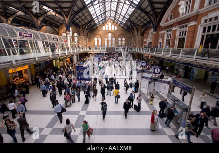 Dalla stazione di Liverpool Street in serata durante le ore di punta Foto Stock