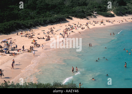 Horseshoe Bay Bermuda Pink Sand Beach onde persone turisti sole Nuoto acqua verde estate caldo Foto Stock