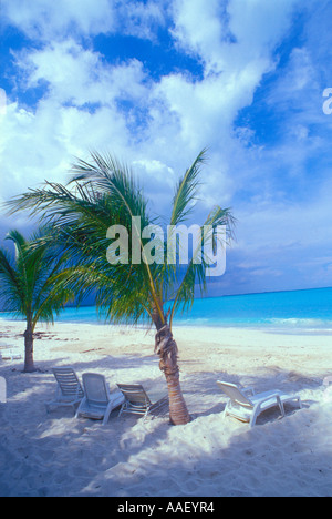 Oceano blu in Bahamas, spiaggia di sabbia sedie a sdraio sulla spiaggia, il resort la vita con vista sull'oceano, libero e rilassato, ariosi, paradise, sabbia bianca Foto Stock