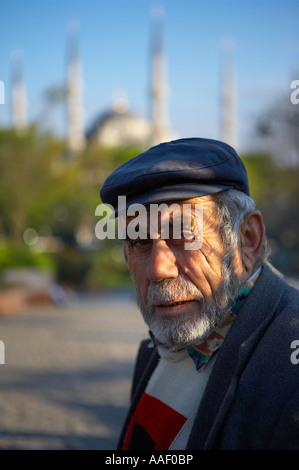 Un ritratto di un uomo in Piazza Sultanahmet con la Moschea Blu Istanbul Turchia NR Foto Stock