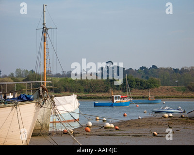 Tipica scena in acque basse fango banche e ormeggi vicino alla banchina del fiume Woodbridge Deben Suffolk in Inghilterra Foto Stock