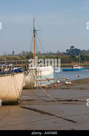 Tipica scena in acque basse fango banche e ormeggi vicino alla banchina del fiume Woodbridge Deben Suffolk in Inghilterra Foto Stock