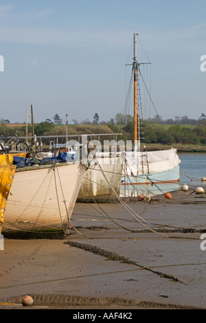 Tipica scena in acque basse fango banche e ormeggi vicino alla banchina del fiume Woodbridge Deben Suffolk in Inghilterra Foto Stock