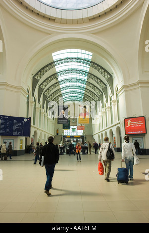 Passeggeri a piedi nella Dresdens da Sir Norman Foster recentemente ricostruita Stazione Ferroviaria principale Foto Stock