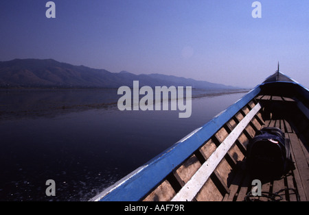 Barca sul Lago Inle Myanmar Foto Stock