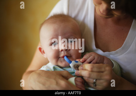 Madre tenendo la temperatura del malato bambino di 6 mesi boy Foto Stock