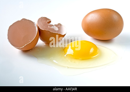 Uno rotto, un uovo intero Foto Stock