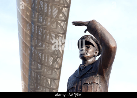 Sir Frank Whittle statua e Whittle Arch, Millennium Place, Coventry, West Midlands, England, Regno Unito Foto Stock