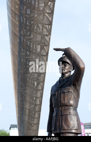 Sir Frank Whittle statua e Whittle Arch, Millennium Place, Coventry, West Midlands, England, Regno Unito Foto Stock