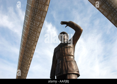 Sir Frank Whittle statua e Whittle Arch, Millennium Place, Coventry, West Midlands, England, Regno Unito Foto Stock