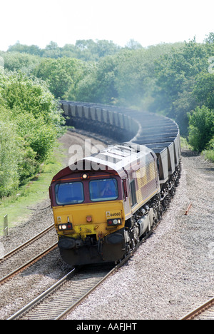 Classe EWS 66 locomotiva diesel tirando vuoto carrelli di carbone, Hatton Nord Junction, Warwickshire, Inghilterra, Regno Unito Foto Stock