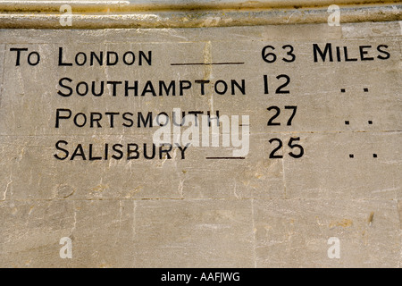In Inghilterra. Hampshire. Winchester. Guildhall segno di chilometraggio Foto Stock