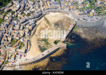 Mousehole harbour porto in Cornovaglia a bassa marea vista aerea sud ovest Inghilterra Gran Bretagna GB Regno Unito Regno Unito Isole britanniche Foto Stock