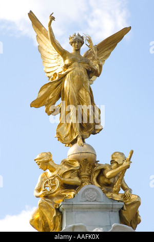 Vittoria alata di colpevolezza statua sulla sommità del Monumento Victoria fuori Buckingham Palace London UK Europa Foto Stock