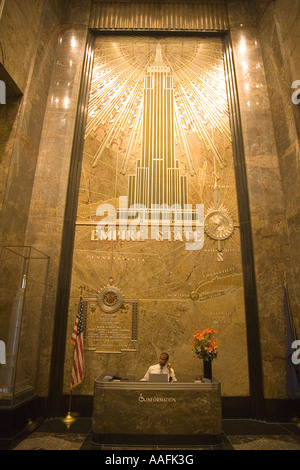 Empire State Building Interior lobby con stelle e strisce della bandiera americana di New York New York Stati Uniti d'America Stati Uniti d'America Foto Stock