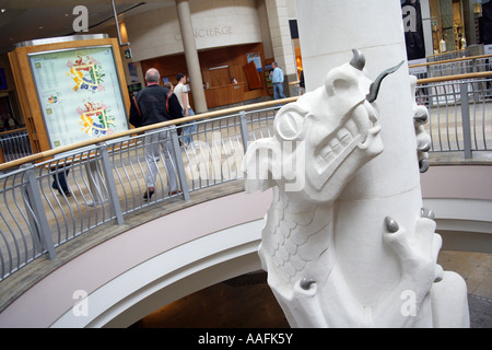 Un drago saluta gli acquirenti su due livelli a Bluewater shopping mall, Inghilterra, Regno Unito. Foto Stock