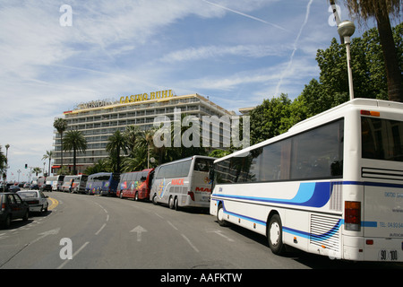 I turisti allenatori parcheggiata vicino al Meridien Hotel e Casino Ruhl, Nice, Francia Foto Stock