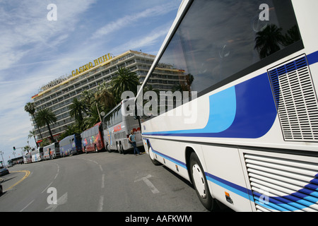 I turisti allenatori parcheggiata vicino al Meridien Hotel e Casino Ruhl, Nice, Francia Foto Stock