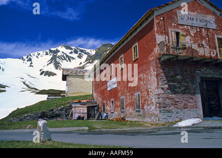 Edifici sul lato italiano del Gran San Bernardo JMH0632 Foto Stock