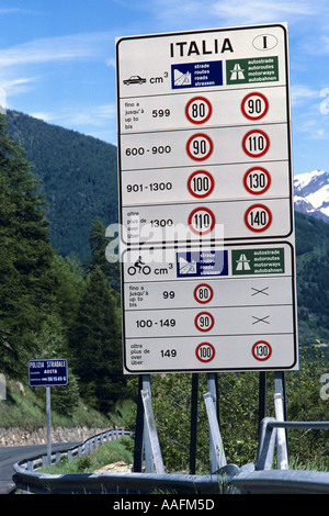 Italian cartello stradale elencando i limiti di velocità sulle strade italiane in Valle d Aosta Italia JMH0636 Foto Stock