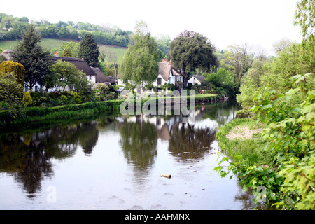 Cottage sul fiume Exe a Bickleigh, Devon, Inghilterra Foto Stock