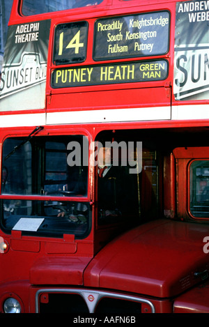 Un London bus rosso vicino a piccadilly circus in ora di punta Foto Stock