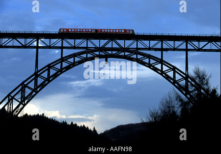 Il Mungsten ponte ferroviario sul Solingen a Remscheid locale linea ferroviaria nella Renania settentrionale-Vestfalia (Germania). Foto Stock