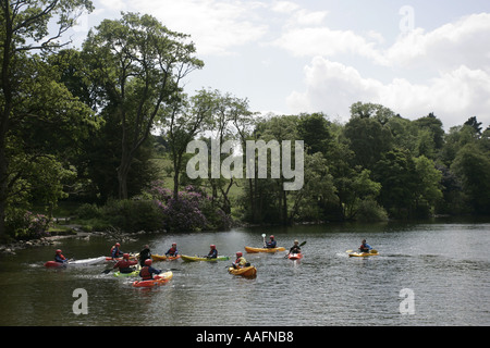 Giovani kayak sul lago di castlewellan contea di Down Irlanda del Nord Foto Stock