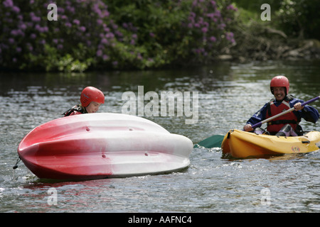 Giovani kayak sul lago di castlewellan contea di Down Irlanda del Nord Foto Stock